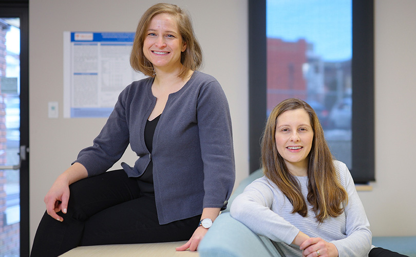 Anne-Sophie Brazeau et Daiva Nielsen sur des canapés à l’Unité de recherche en nutrition clinique.