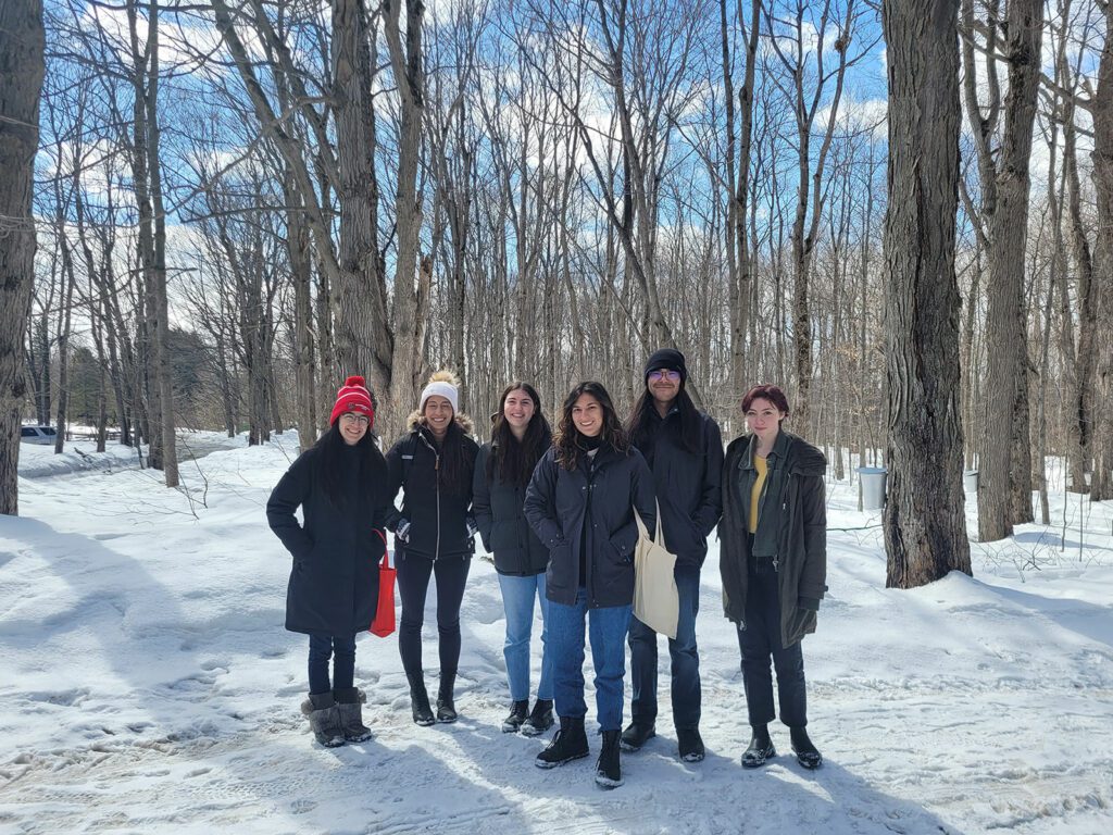 Photo de groupe d'étudiants dans les bois en hiver.
