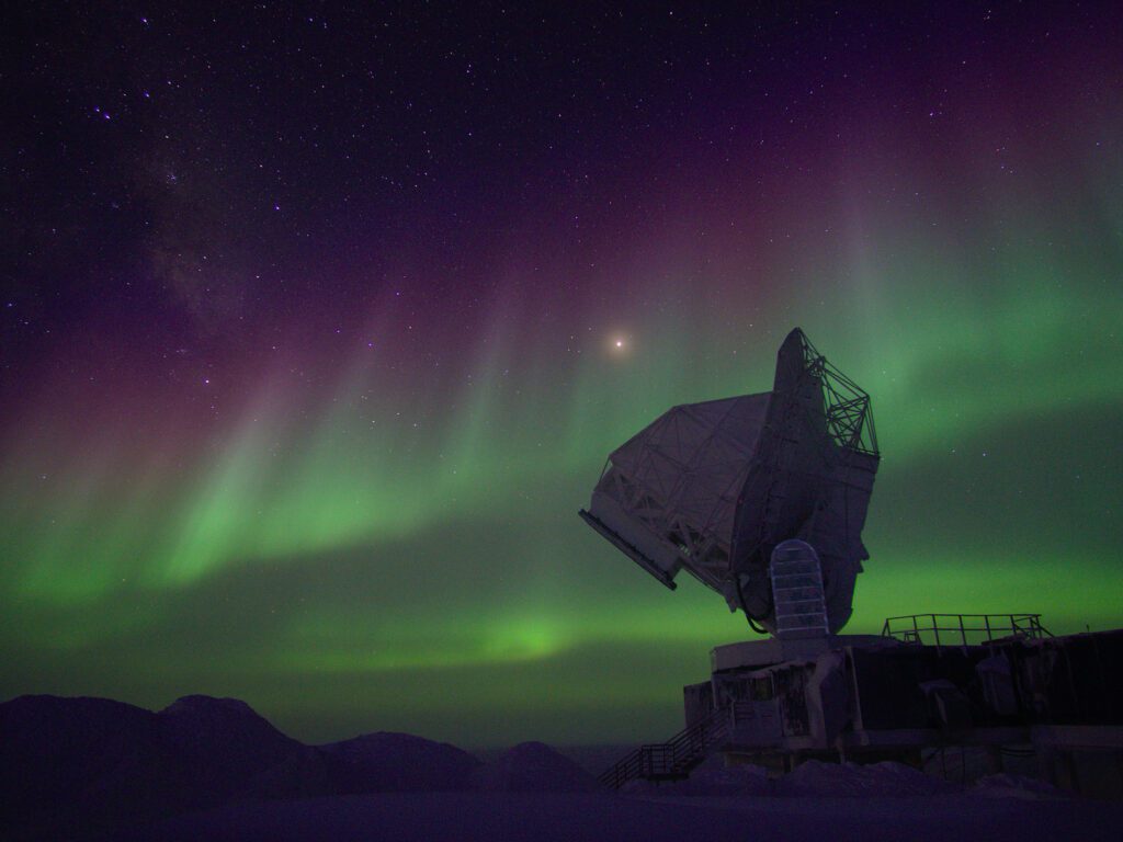 Équipement de recherche spatiale sous l'aurore australe.