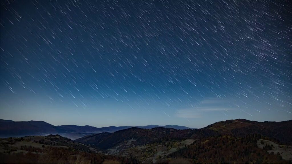 Vidéo en boucle d'un ciel étoilé.