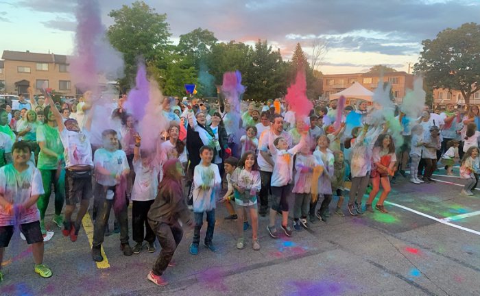 Des écoliers et des enseignants qui participent à la course The Colour Run.